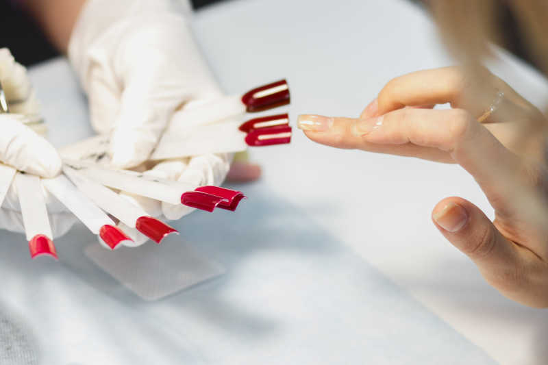 顾客正在挑选合适的指甲颜色