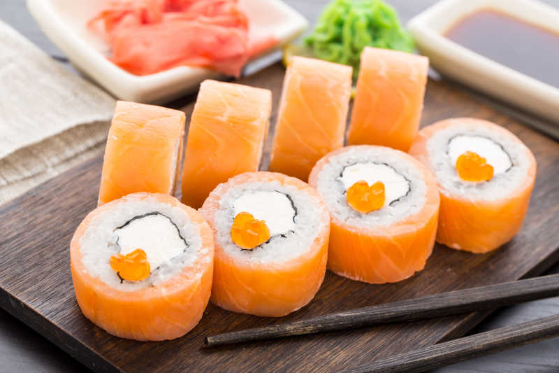 鱼子酱寿司卷