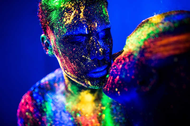 画着彩妆的年轻恋人