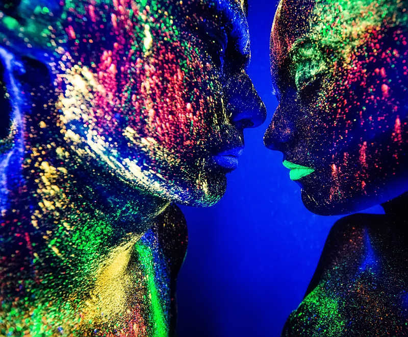 画着彩妆跳舞的恋人