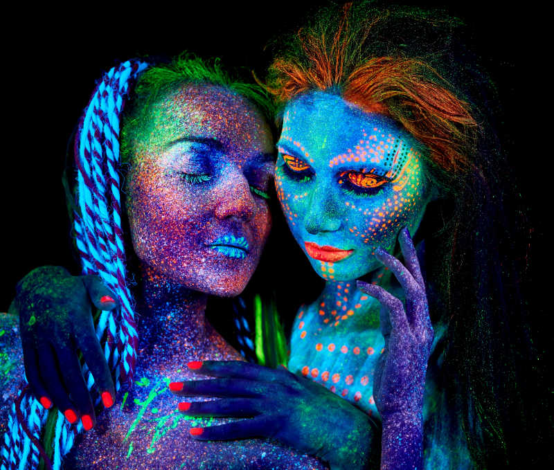 画着彩妆跳舞的女孩