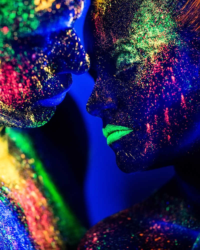 身上涂满彩色荧光粉跳舞的恋人