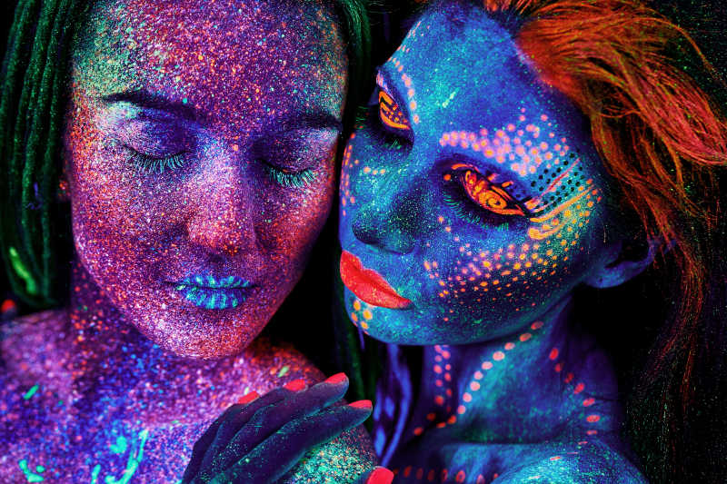 两个身上涂满荧光粉的女性