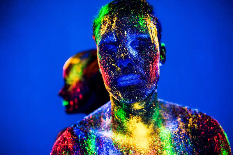 一对在迪斯科舞厅跳舞的年轻恋人