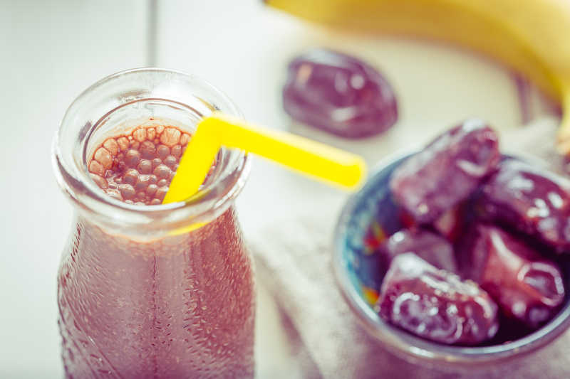 杯子里的巧克力香蕉奶昔