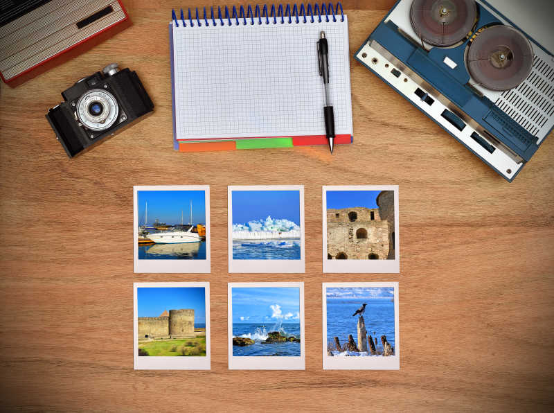 六张旅游摄影卡和笔记本在木桌上