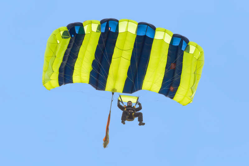 蓝天背景下跳伞爱好者