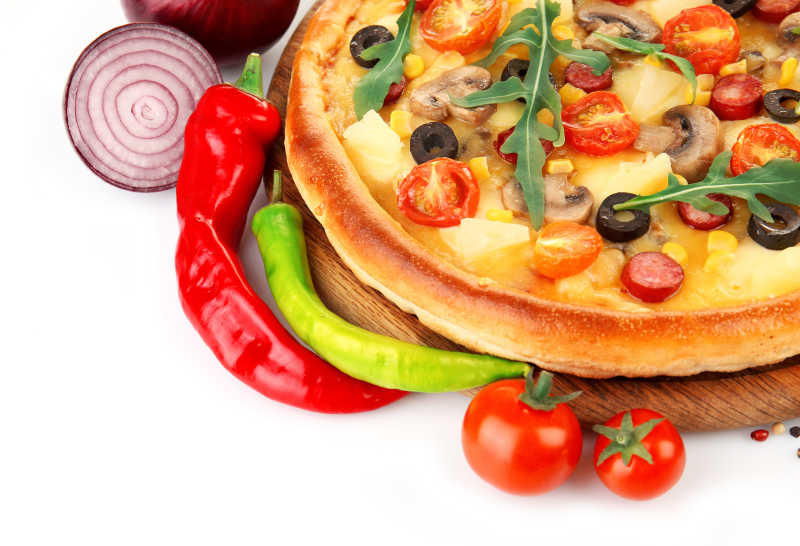 白色背景下的美味蔬菜比萨特写