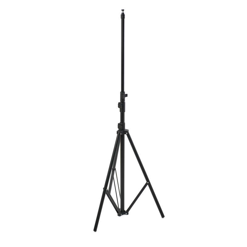 白色背景下的三脚架