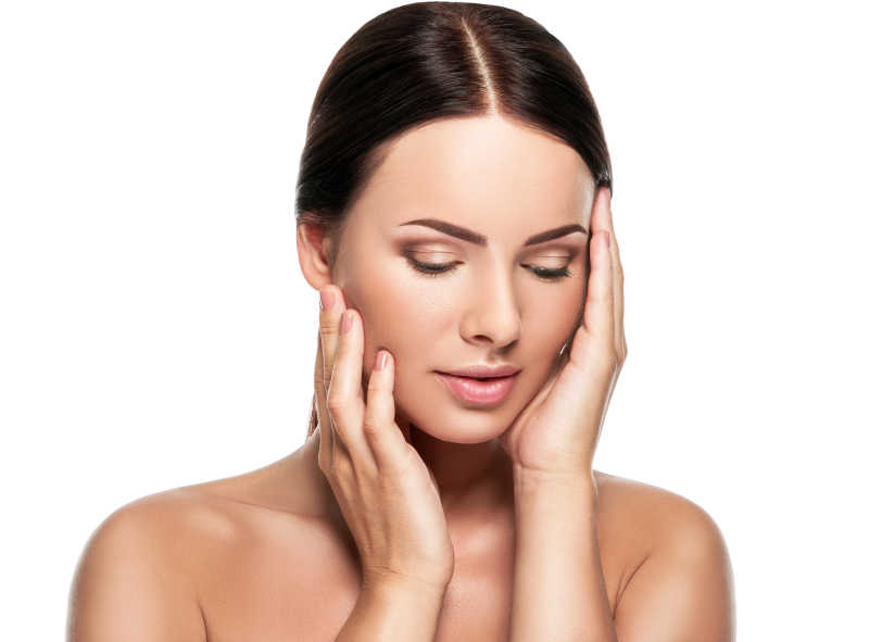 白色背景上的年轻女子的肖像