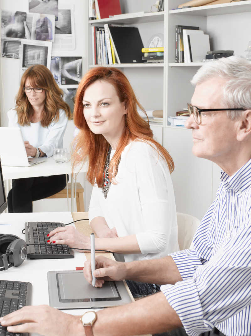 与同事一起工作的设计师