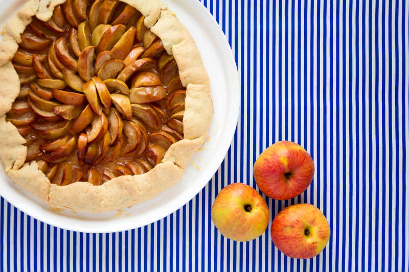 开放派或辊与条纹背景的苹果