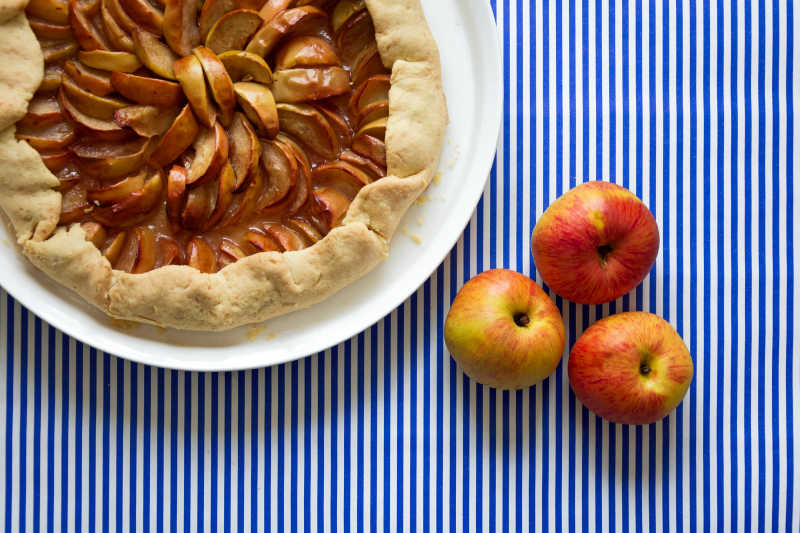 条纹背景下的苹果和开放派