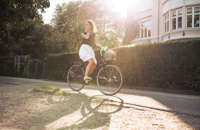 在街上骑自行车的年轻女子
