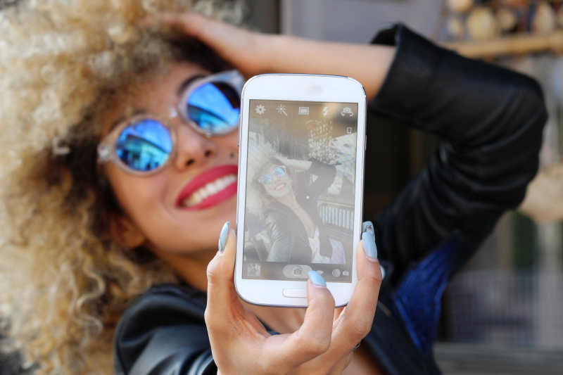 手机镜头里自拍的女孩