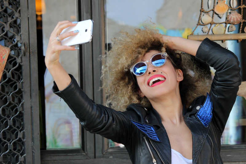 非洲妇女拿着手机自拍