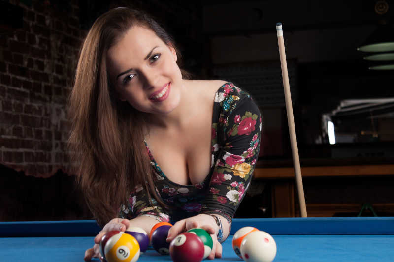 台球桌上的性感大胸女人