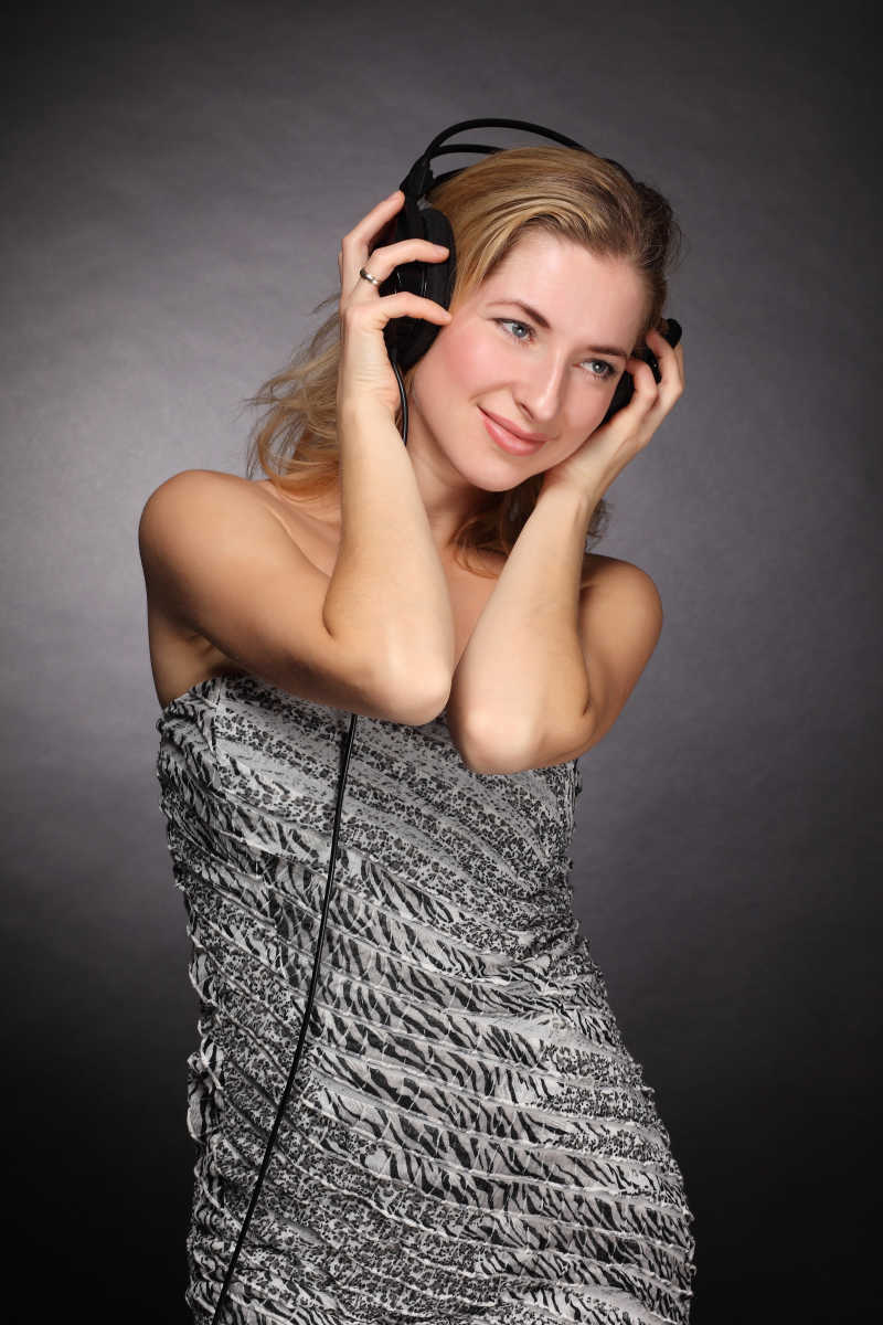 性感美女在听音乐