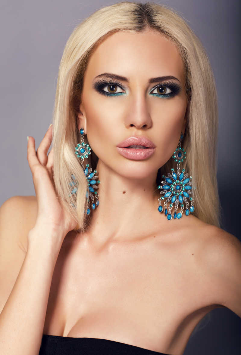 画着精致妆容的性感金发美女