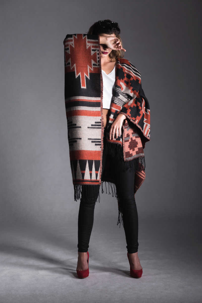 展示时装的美女