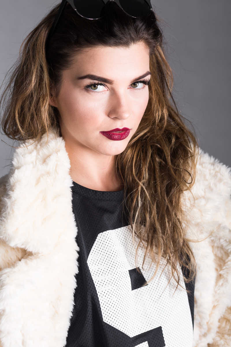 一个穿着羊绒大衣的美女时装模特