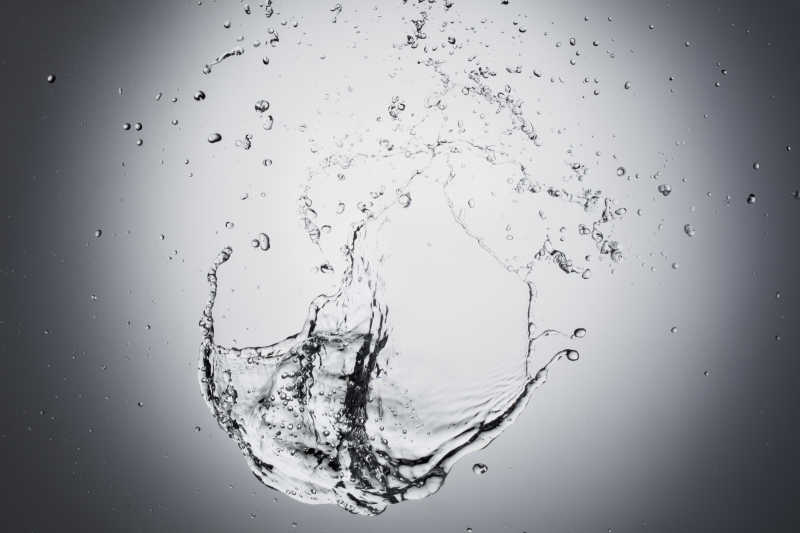 蓝色背景下飞溅的水滴设计