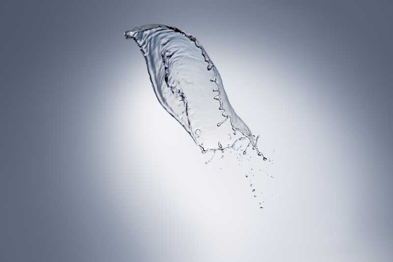 飞溅的水在蓝色背景下