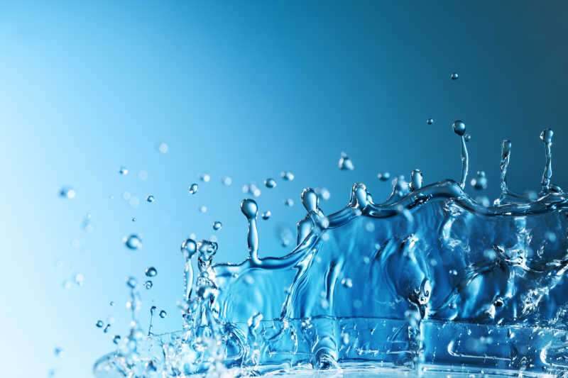 飞溅的水花在蓝色背景下