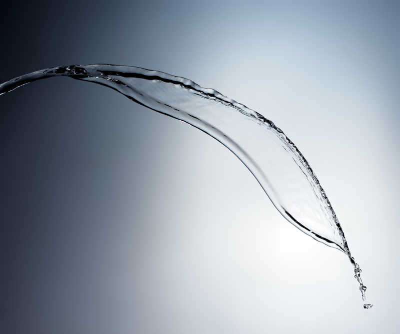 水滴在天空背景下的曲线设计