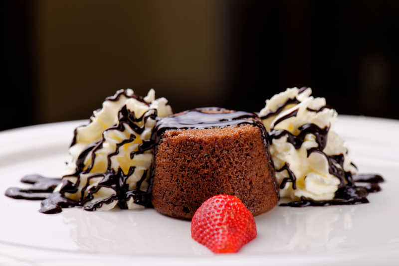 巧克力草莓与香草冰淇淋