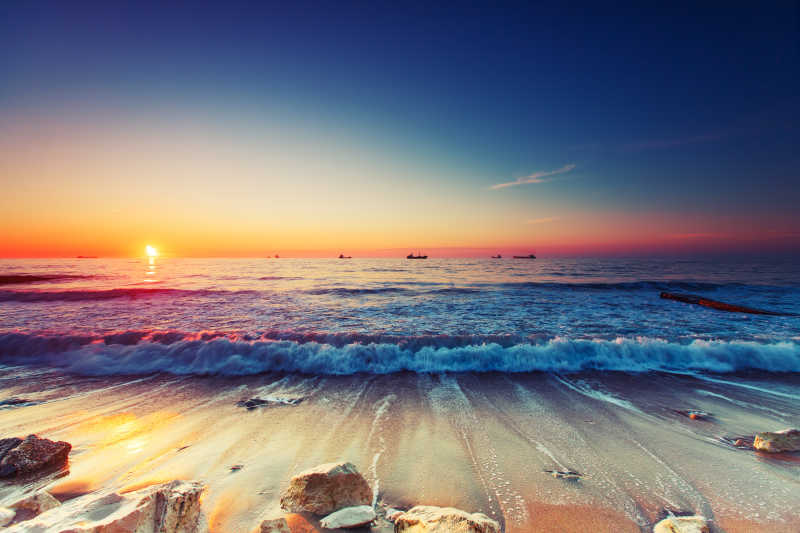 日出的大海和沙滩