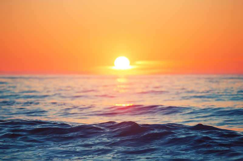 海平线上迷人的日出