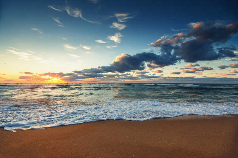 日落时海滩上美丽的云海