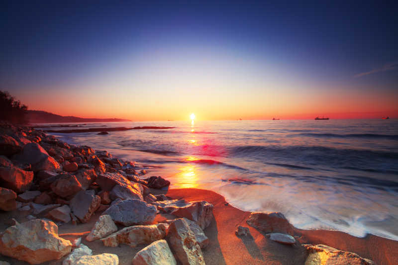 日出时美丽的大海和岩石海滩