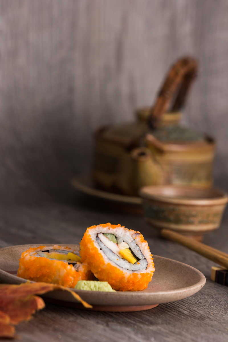 旧木桌上的的寿司和茶