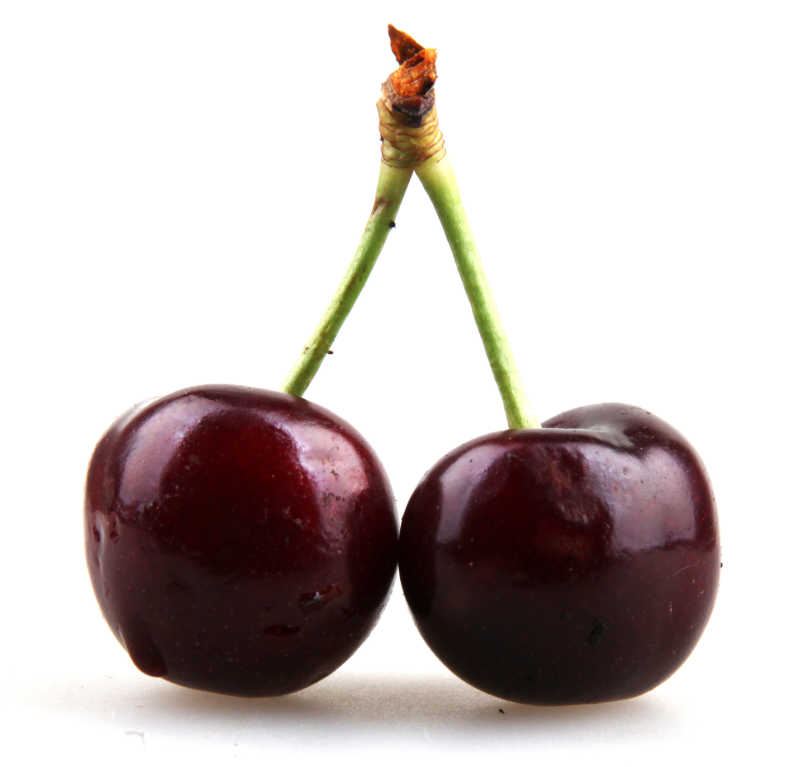 两颗刚洗完的樱桃