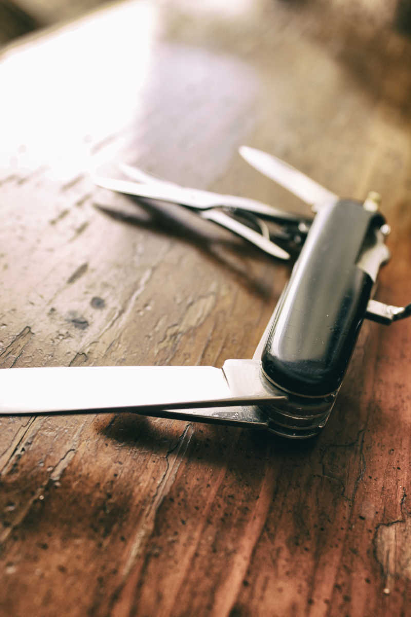 木桌上瑞士风格的刀