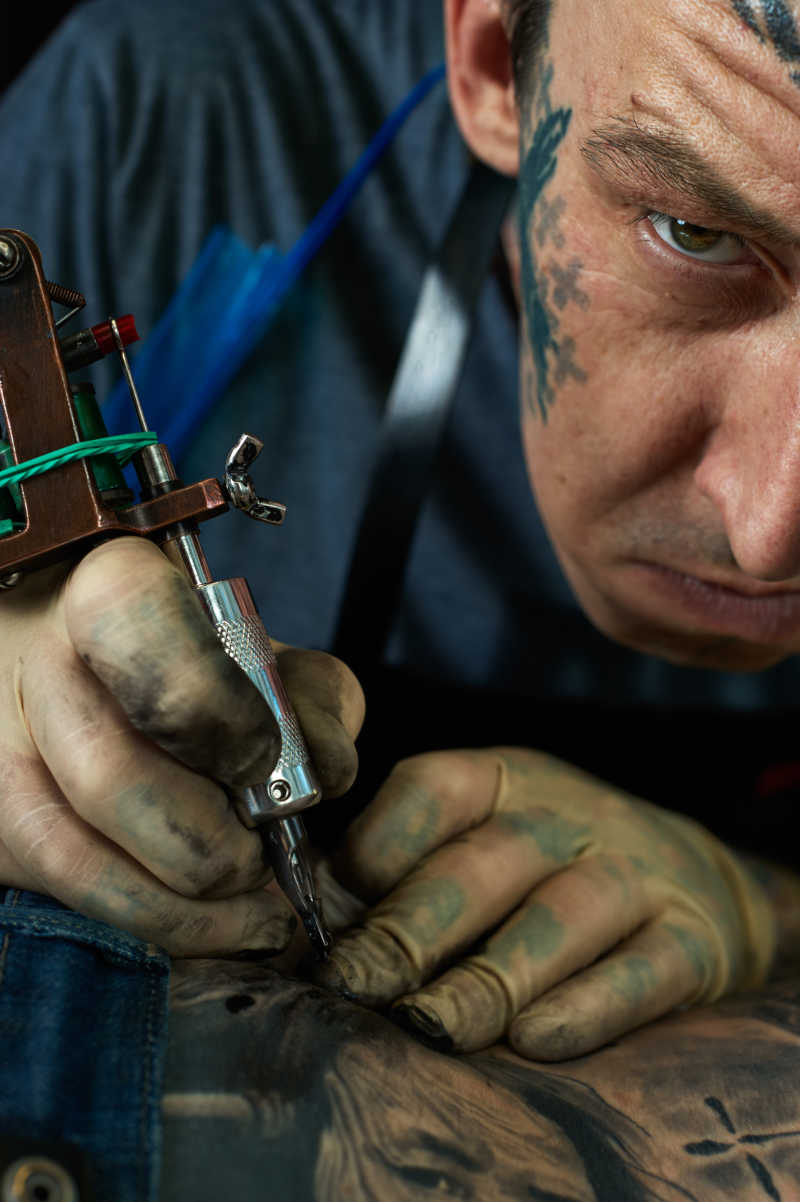 绘制纹身的纹身师