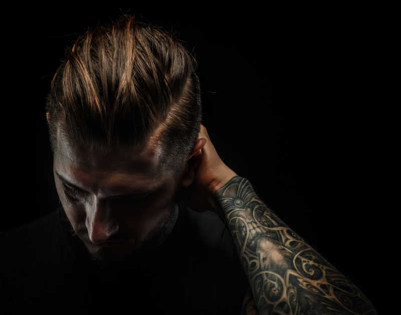 纹身男人的肖像