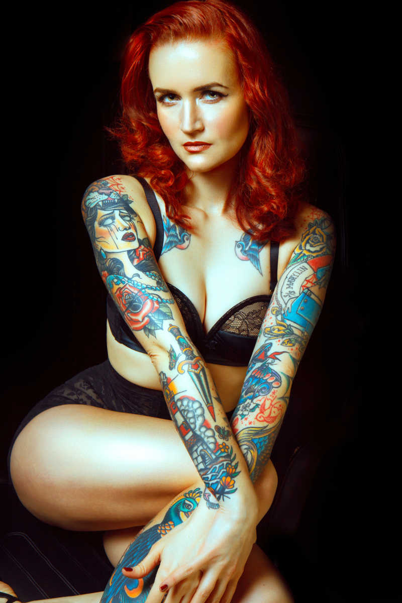 纹着花臂的红发女孩