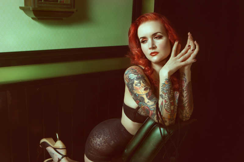红发纹身女孩