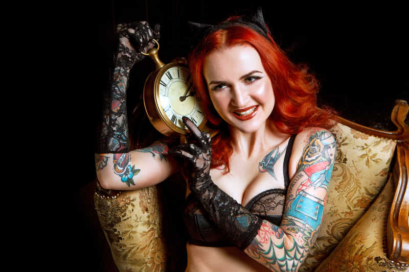 美丽性感的红发纹身女孩