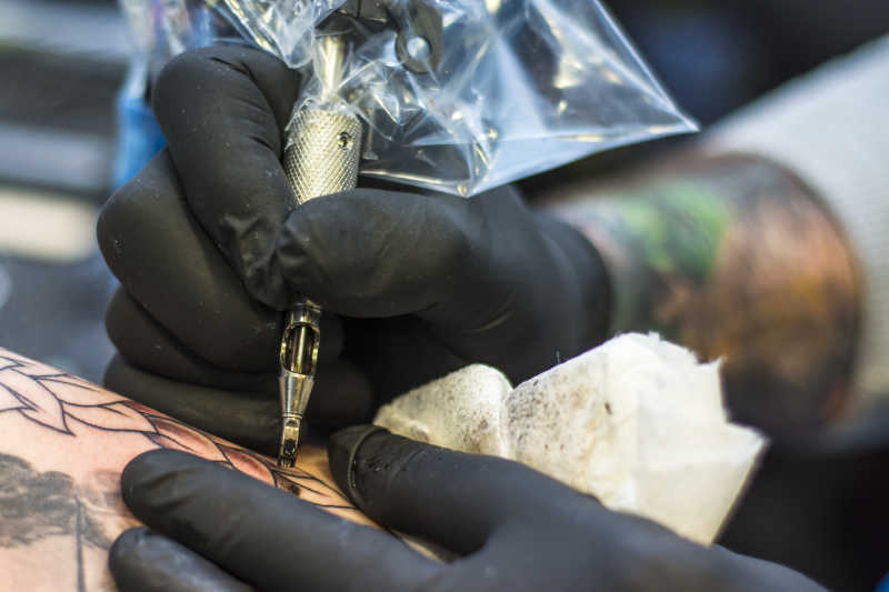 认真工作的纹身师