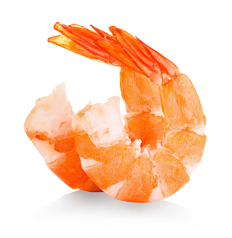 白色背景下的带壳虾肉