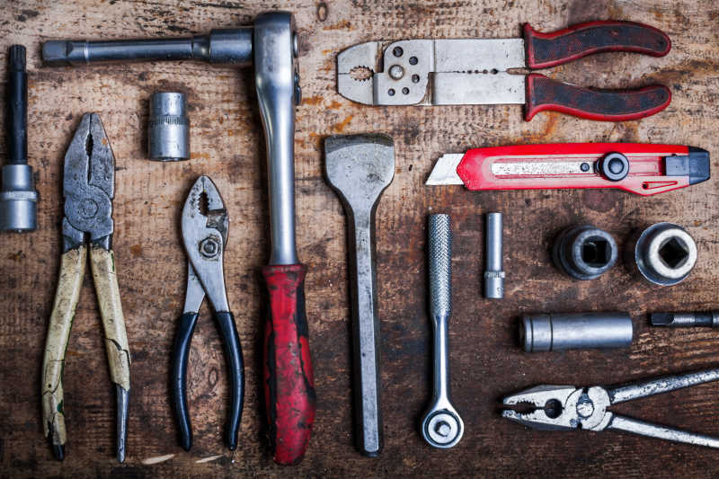 木板上的许多工具
