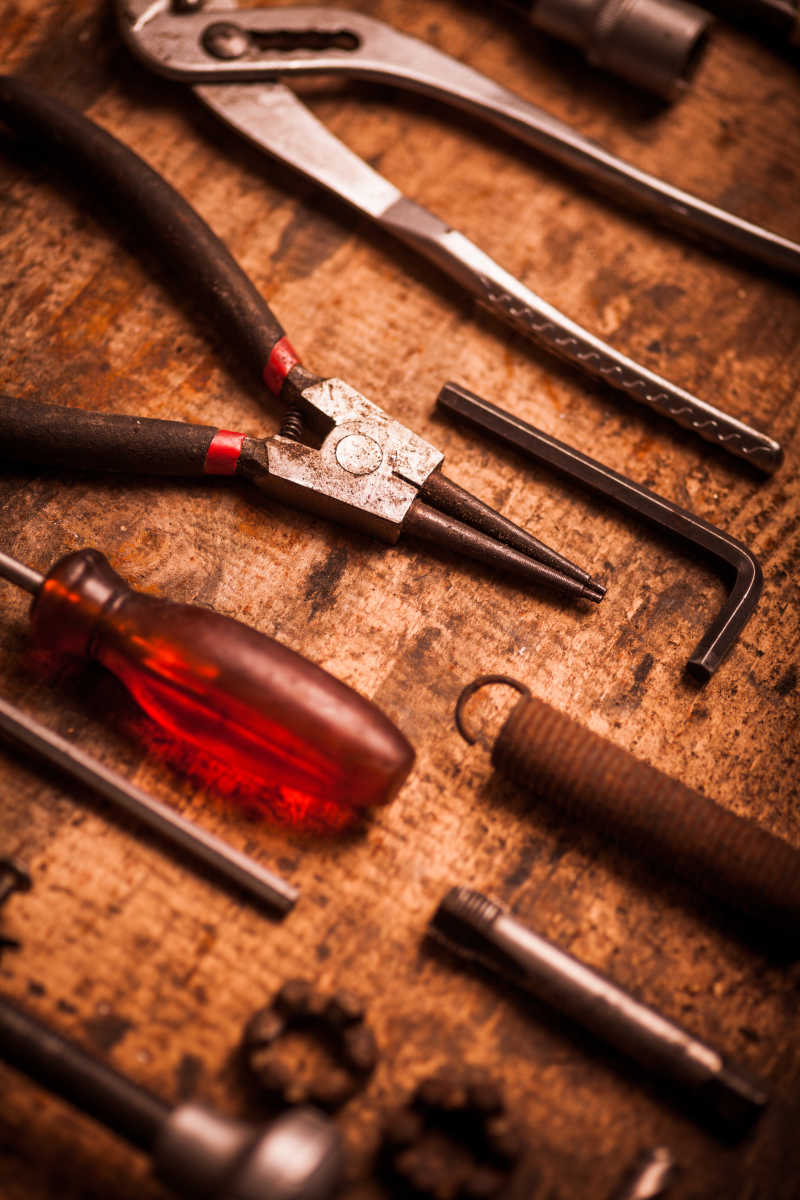 木板上许多工具