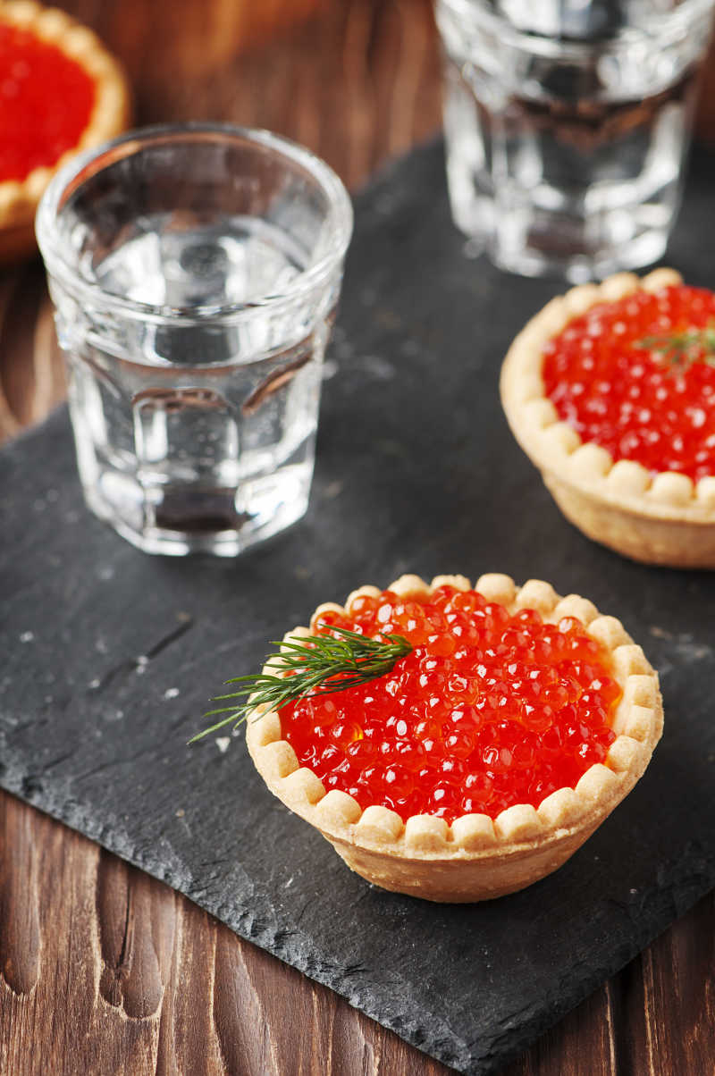 餐桌上的俄罗斯红鱼子酱和伏特加