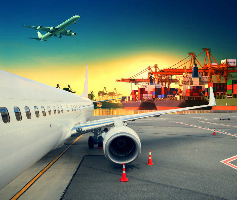 集装箱港口上的飞机