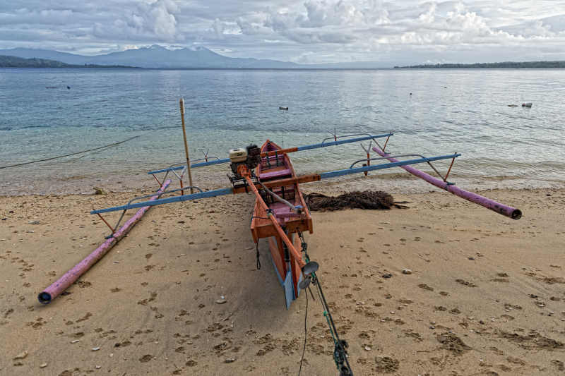 热带天堂岛的船