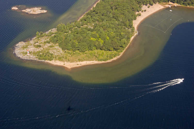 湖泊中行驶的船和岛屿